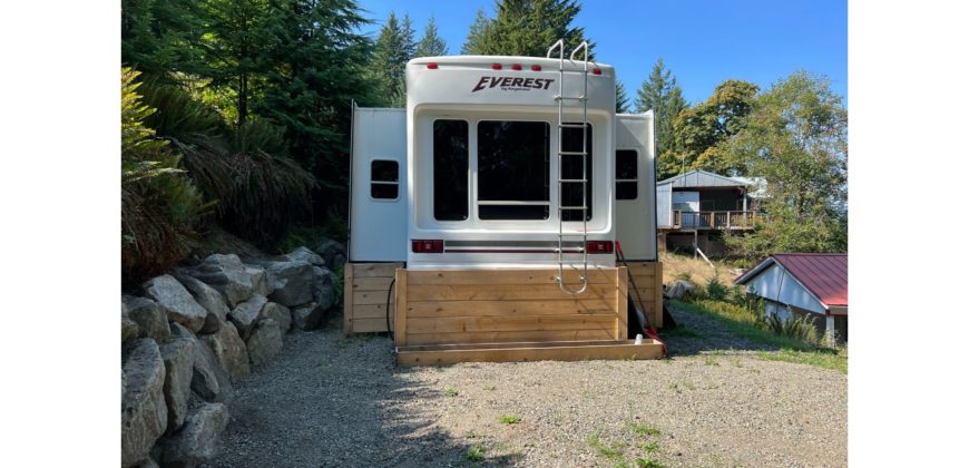 05052  Great 5th Wheel with View of Lake and Mountain.