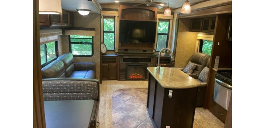 04130  Large 2016 RV Sleeps 6 plus with 4 pop outs