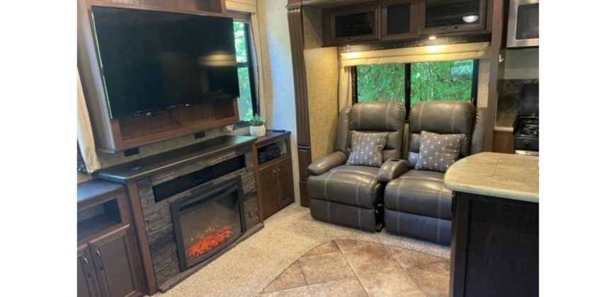 04130  Large 2016 RV Sleeps 6 plus with 4 pop outs