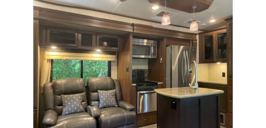 04130  Large 2016 RV Sleeps 6 plus with 4 pop outs