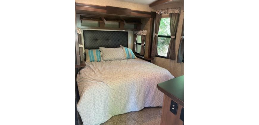 04130  Large 2016 RV Sleeps 6 plus with 4 pop outs