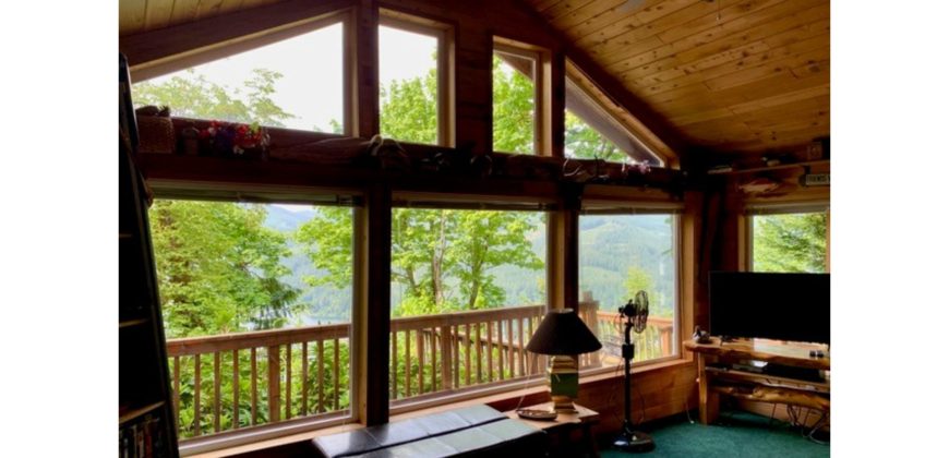 10052  Gorgeous lake, mountain, and forest views from wrap-a-round decks