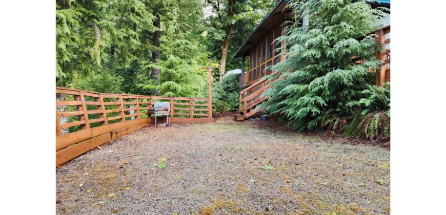 21042  Awesome Screened in Porch!  Lots of Parking.