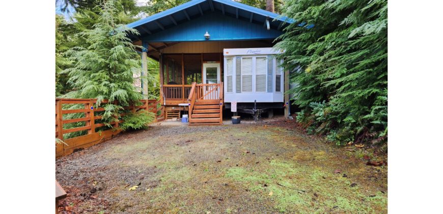 21042  Awesome Screened in Porch!  Lots of Parking.