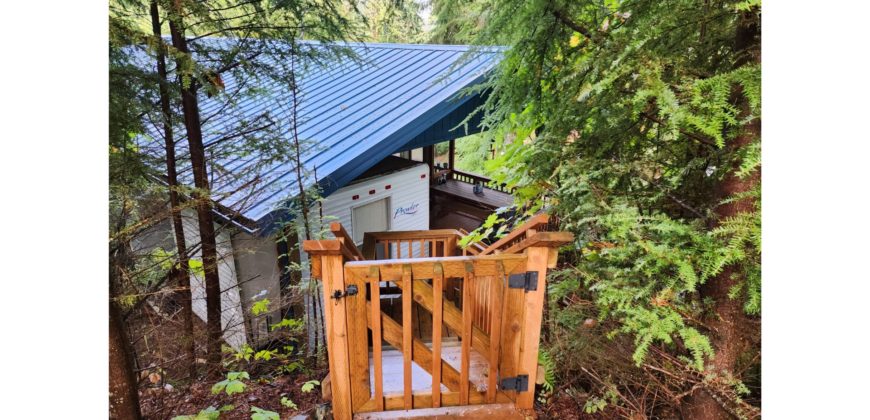 21042  Awesome Screened in Porch!  Lots of Parking.