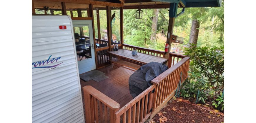 21042  Awesome Screened in Porch!  Lots of Parking.