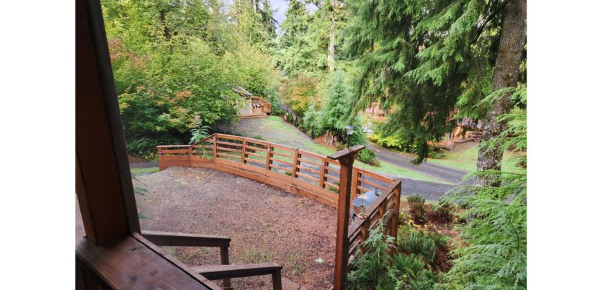 21042  Awesome Screened in Porch!  Lots of Parking.