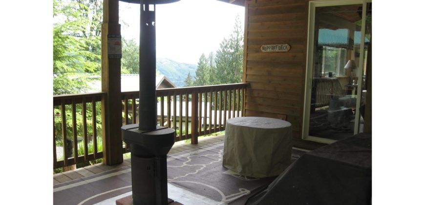 19029  Beautiful Knotty Pine Cabin Like Setting with Mount St. Helens View